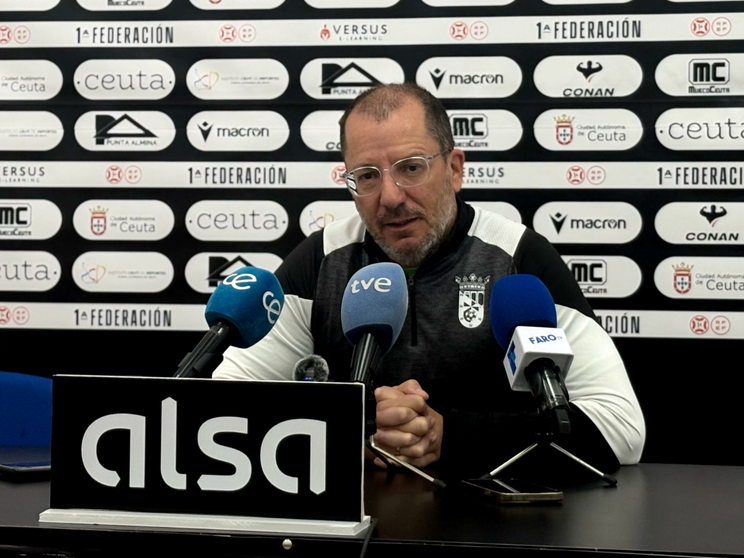 Jos&eacute; Juan Romero durante su comparecencia en la previa ante el Real Murcia 