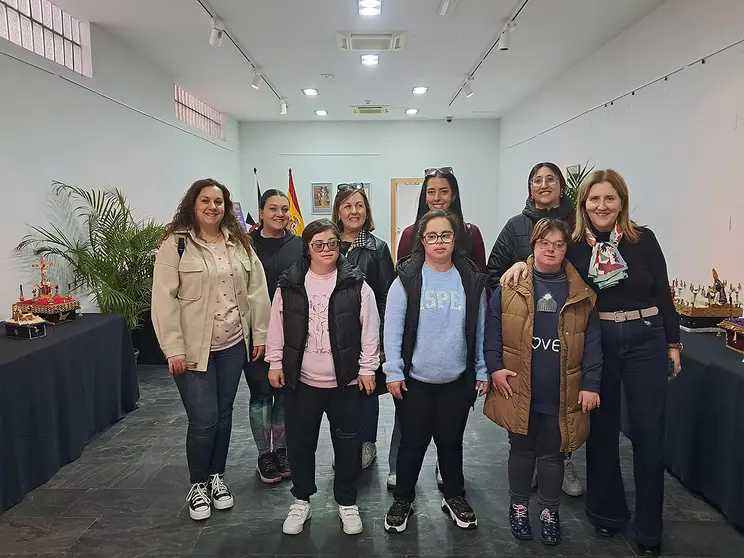 Visita de Down Ceuta a las miniaturas de Semana Santa / C&eacute;sar Mart&iacute;n