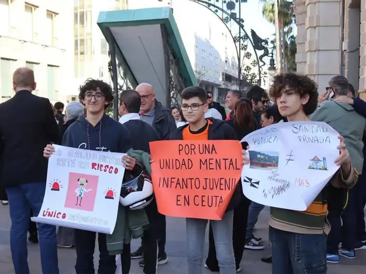 Manifestaci&oacute;n reclamando la Unidad de Salud Mental Infanto-juvenil