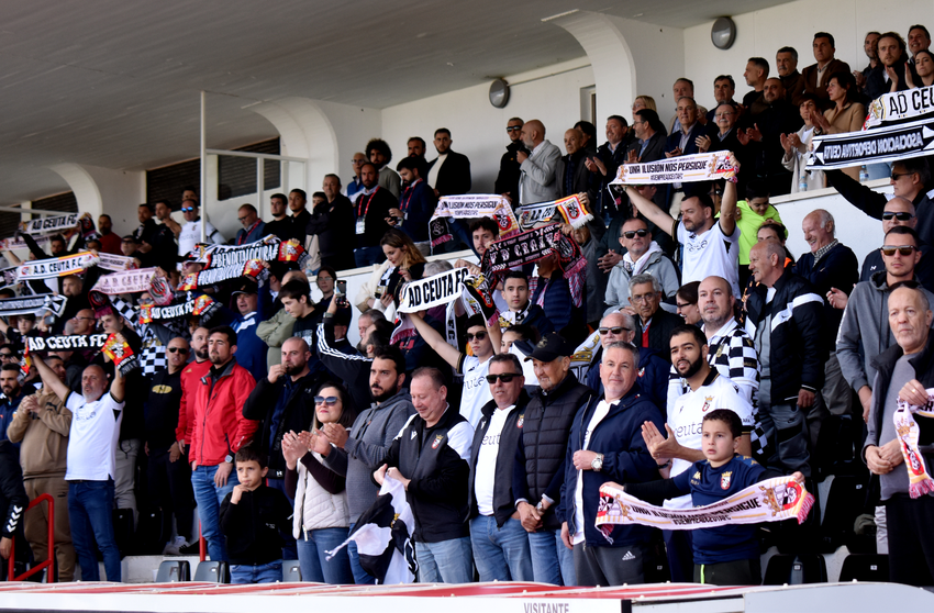 Afici&oacute;n de la AD Ceuta FC en el Alfonso Murube. Foto: Rafa B&aacute;ez