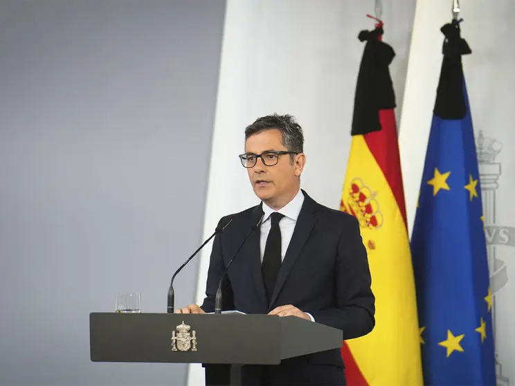 Felix Bola&ntilde;os en una declaraci&oacute;n institucional desde el Palacio de La Moncloa