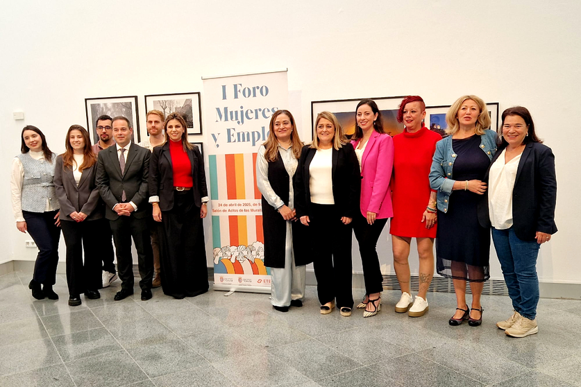 La consejera de Sanidad y Servicios Sociales junto a los ponentes del I Foro Mujeres y Empleo