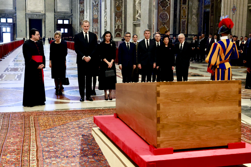 La representaci&oacute;n espa&ntilde;ola frente al f&eacute;retro del Papa Francisco / Casa Real