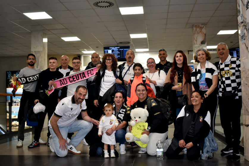 La afici&oacute;n de la Ad Ceuta FC pone rumbo a Madrid / Rafa B&aacute;ez