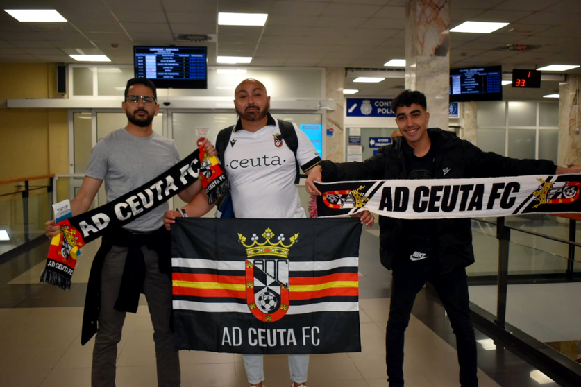 La afici&oacute;n de la Ad Ceuta FC pone rumbo a Madrid / Rafa B&aacute;ez