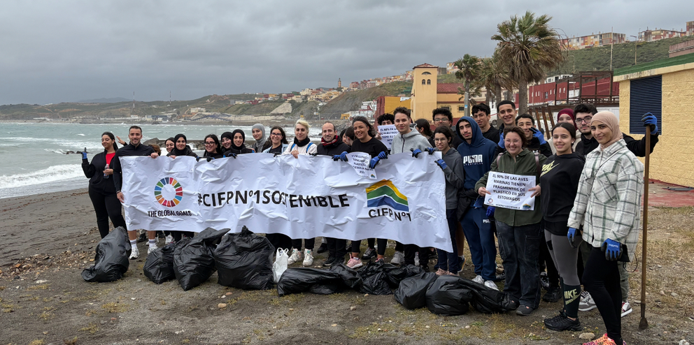 Jornada de limpieza de pl&aacute;sticos en varias playas de Ceuta, del Centro Integrado de Formaci&oacute;n Profesional N&ordm;1 / Cedida