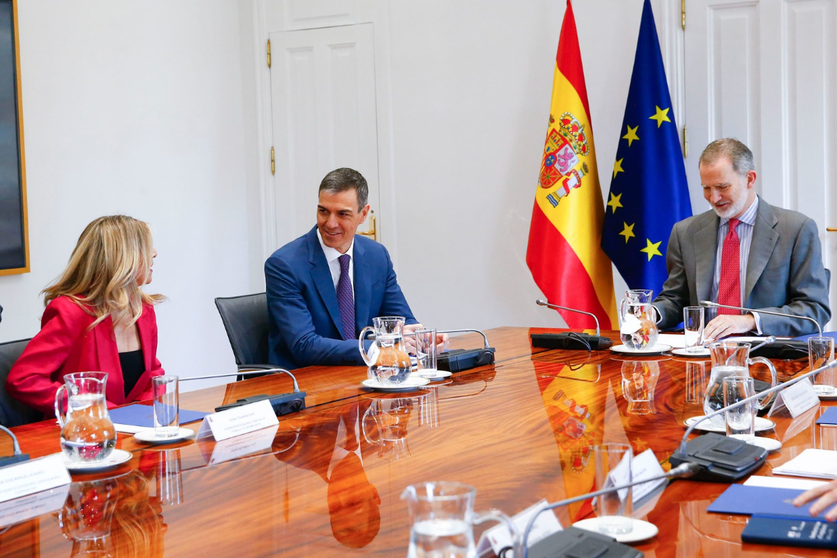 El presidente del Gobierno, Pedro S&aacute;nchez, junto al rey Felipe VI y la vicepresidenta segunda, Yolanda D&iacute;az, durante la reuni&oacute;n. | Pool Moncloa/Fernando Calvo. La Moncloa, Madrid - 29.4.2025