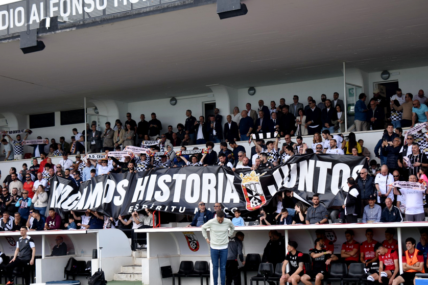 Afici&oacute;n caballa animando a la AD Ceuta FC en el Alfonso Murube. Foto: Rafa B&aacute;ez