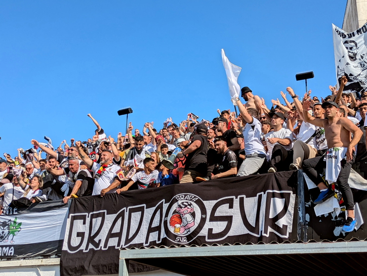 El Ceuta y su afici&oacute;n celebran el triunfo ante el M&eacute;rida. Foto: Rafa B&aacute;ez