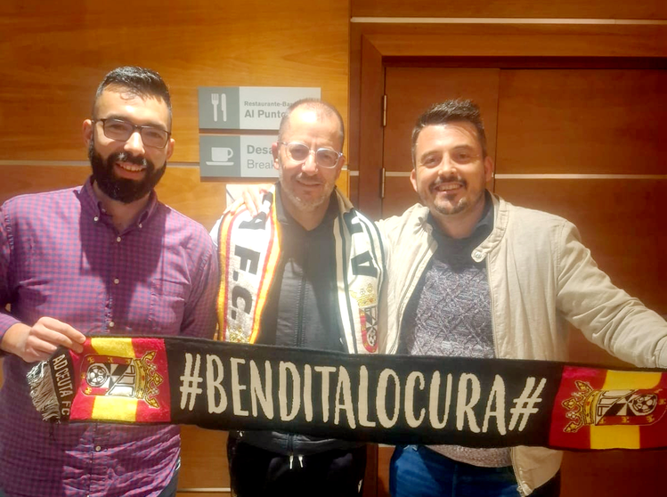 Aficionados caballas junto a Jos&eacute; Juan Romero 