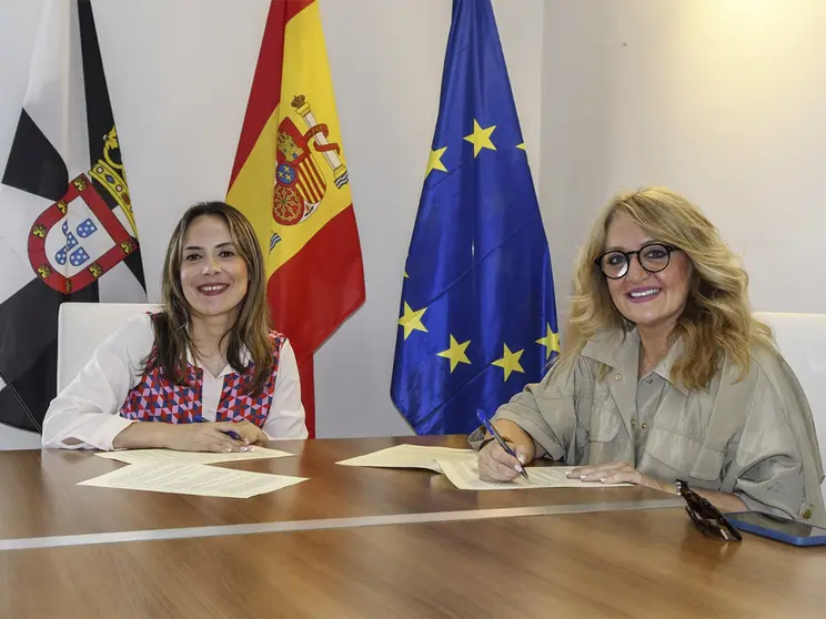 Rosa Founaud firma el convenio con Pilar Orozco