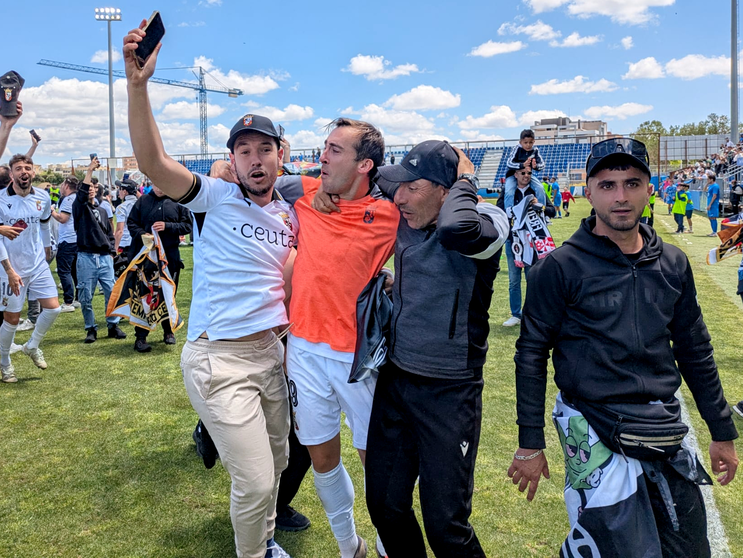 Rub&eacute;n D&iacute;ez celebra el ascenso en Fuenlabrada. Foto: Rub&eacute;n B&aacute;ez