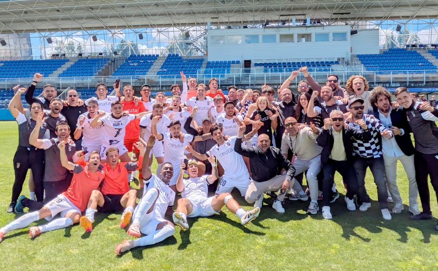 La AD Ceuta FC celebra el ascenso a Segunda Divisi&oacute;n  / Rub&eacute;n B&aacute;ez