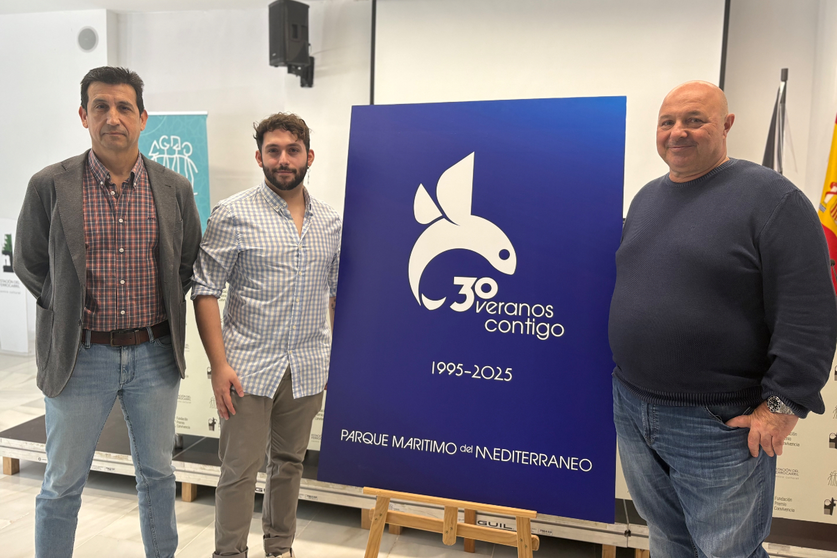 Juan Antonio Hidalgo, director general de Comercio, Turismo y Deporte, junto a Fran Paul de Torres, autor del logotipo, y Nicola Cecchi, consejero de Comercio, Turismo y Deportes  / Alma Palomino