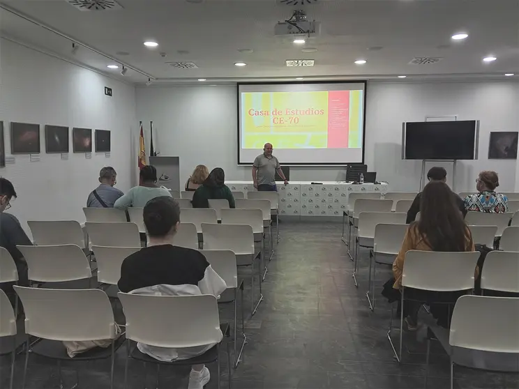 Reuni&oacute;n de la Casa de Estudios / C&eacute;sar Mart&iacute;n