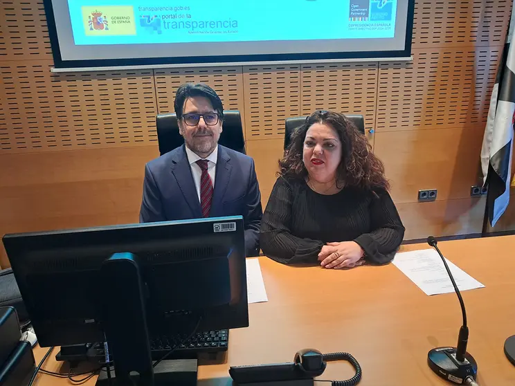 Cristina P&eacute;rez e Ismael Kasrou en la jornada de Administraci&oacute;n Abierta / C&eacute;sar Mart&iacute;n