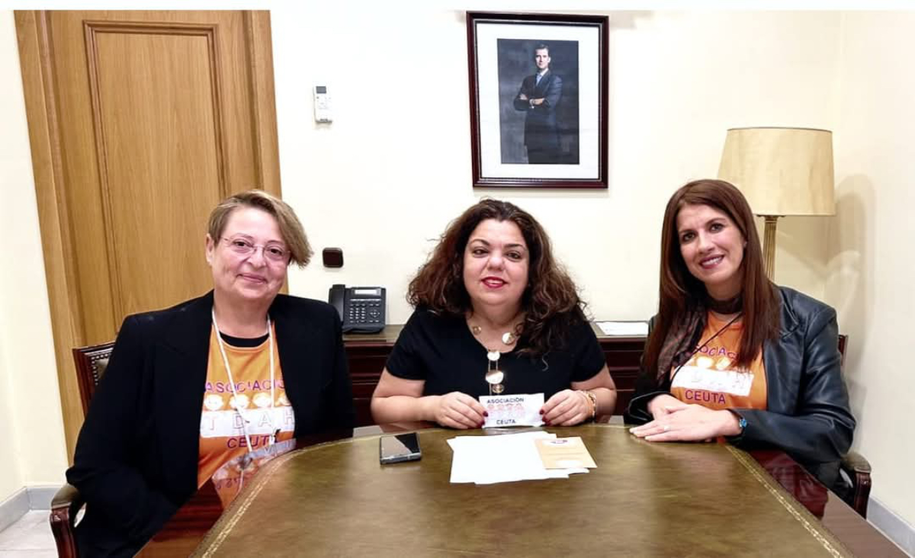 Cristina P&eacute;rez junto a representantes de la Asociaci&oacute;n TDAH / Cedida