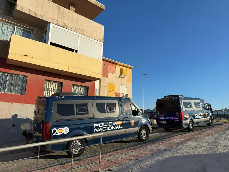 Furgones de la UIP durante una operaci&oacute;n en Loma Colmenar / Mohammed Ettouileb