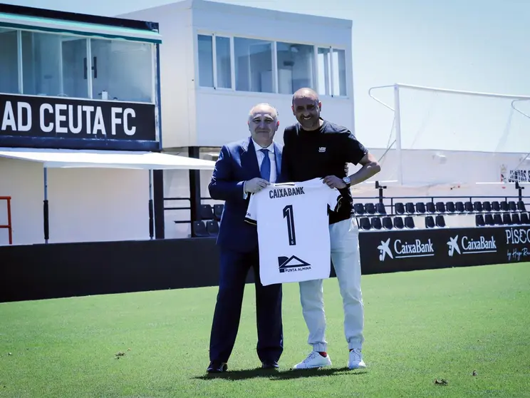 Presentaci&oacute;n del acuerdo en el Alfonso Murube