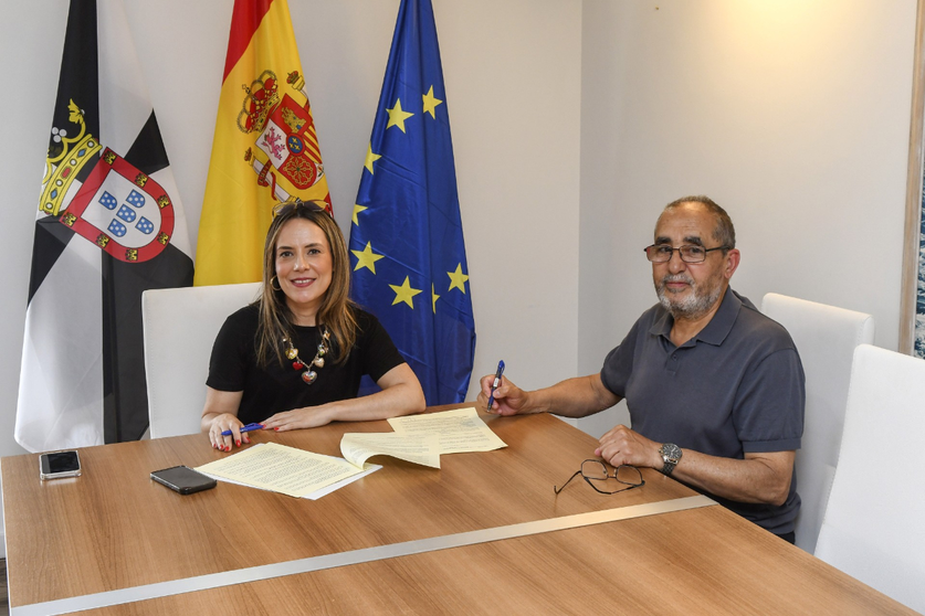 Firma del convenio con la Comunidad Isl&aacute;mica