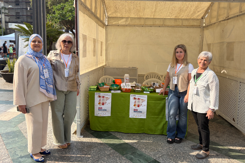 Stand informativo de la Asociaci&oacute;n para la Lucha Contra las Enfermedades Renales (ALCER) en Plaza de los Reyes / Alma Palomino