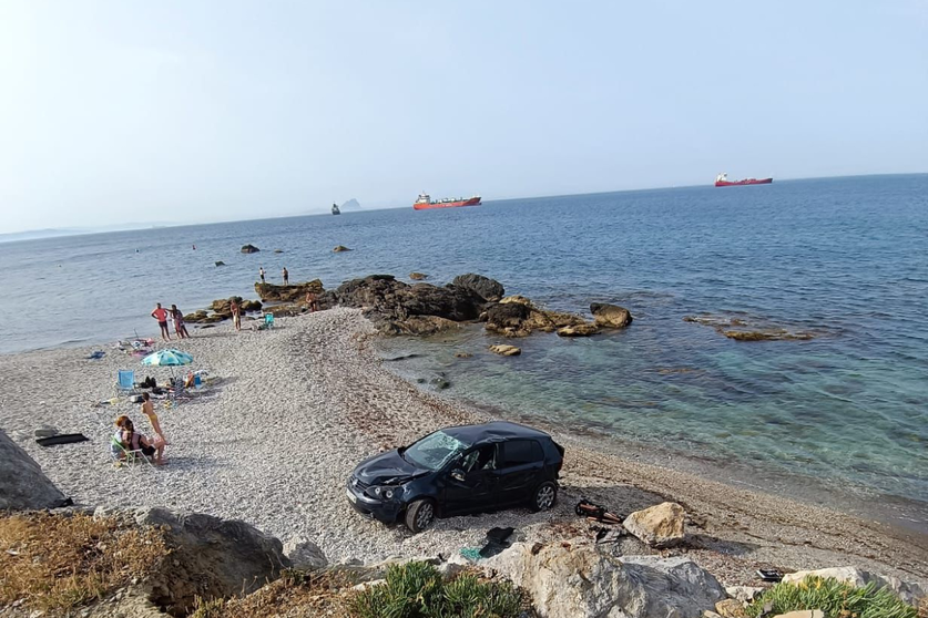 Uno de los coches ca&iacute;do en la playa