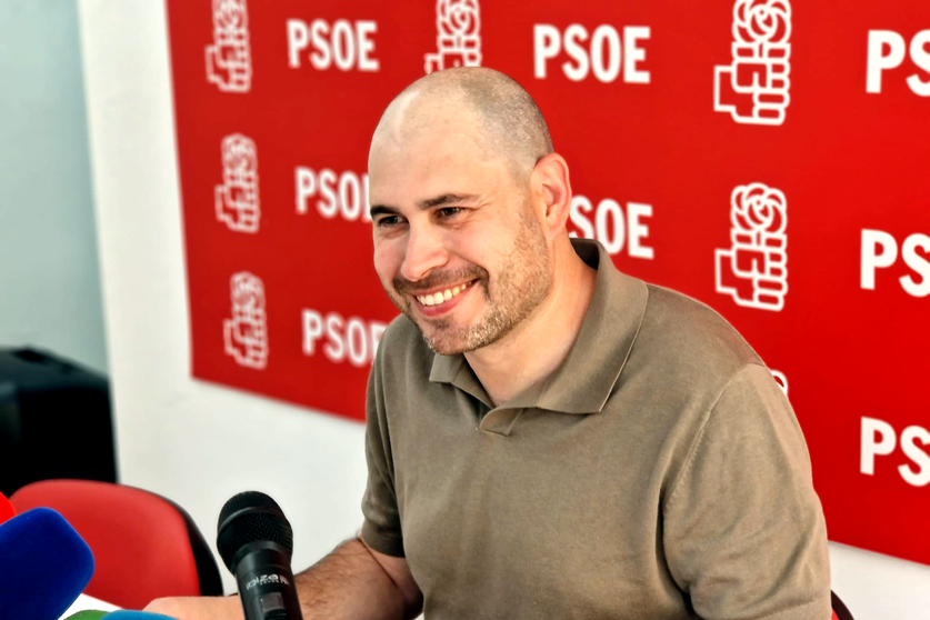 El secretario general del PSOE, Miguel &Aacute;ngel P&eacute;rez Triano, durante una comparecencia / Laura Ort&iacute;z