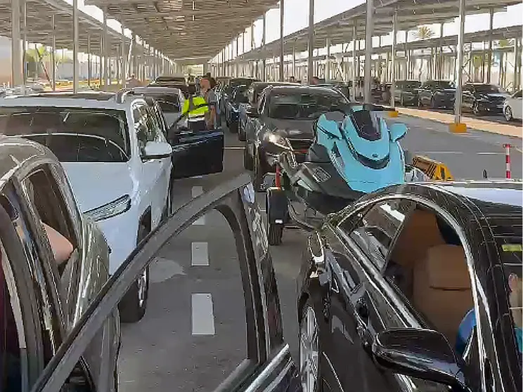Viajeros varados en el puerto