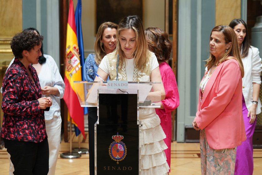 La senadora del PP, Cristina D&iacute;az, durante la firma del manifiesto / PP