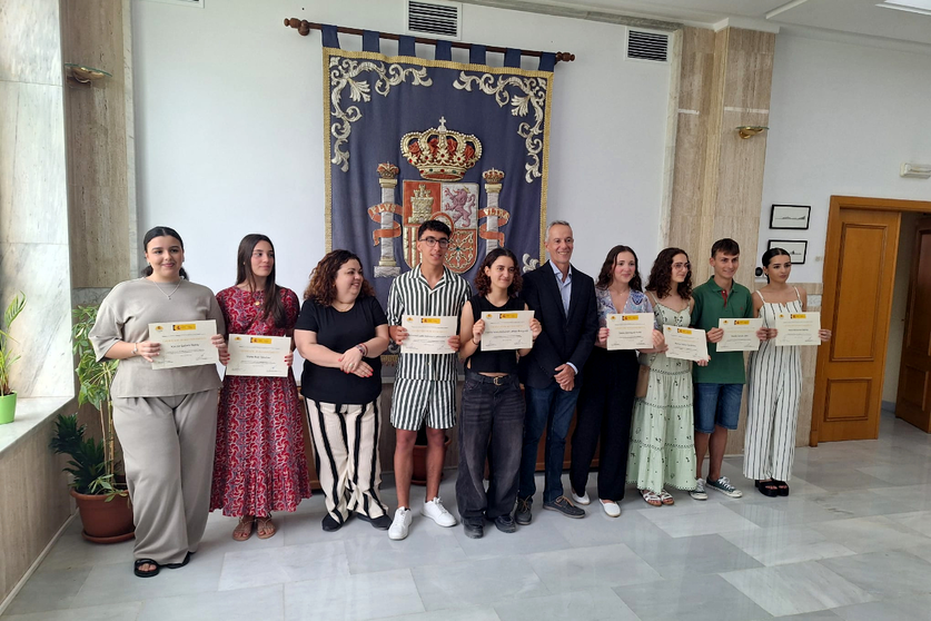 La delegada del Gobierno junto a los alumnos con mejores notas en selectividad