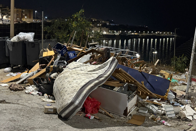 Basura en la barriada El Principe / Alma Palomino