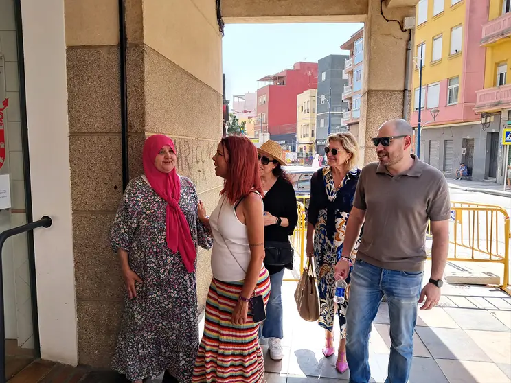 Visita del PSOE al Mercado de Hadu / C&eacute;sar Mart&iacute;n