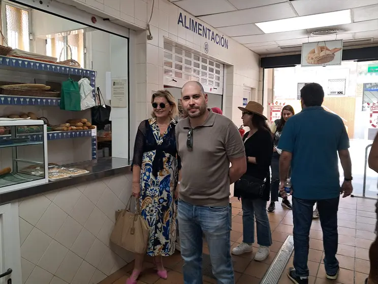 Visita del PSOE al Mercado de Hadu / C&eacute;sar Mart&iacute;n