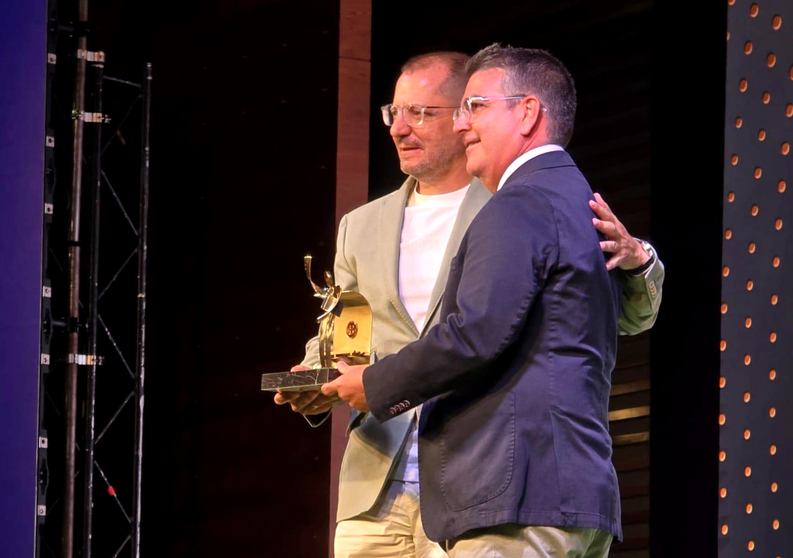Jos&eacute; Juan Romero recibe el premio de mejor entrenador del Grupo II de Primera Federaci&oacute;n 
