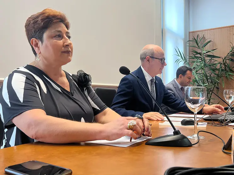 Mar&iacute;a Jos&eacute; Aznar, decana / Andr&eacute;s Illescas