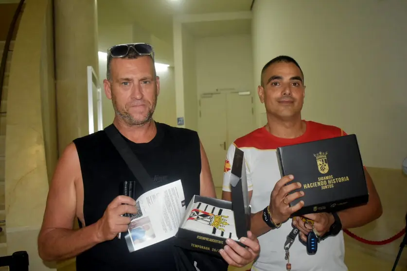 Primeros aficionados en renovar su abono / Rafa B&aacute;ez