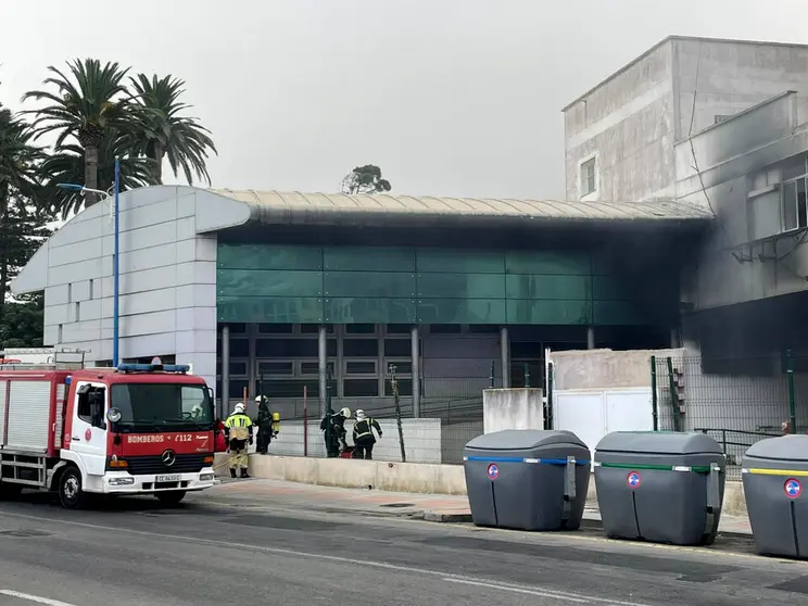 Incendio en el antiguo hospital de la Cruz Roja / C&eacute;sar Mart&iacute;n