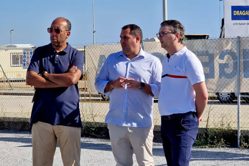 El consejero de Fomento, Medio Ambiente y Recursos Urbanos durante su visita a la explanada del Muelle de Poniente / Laura Ortiz