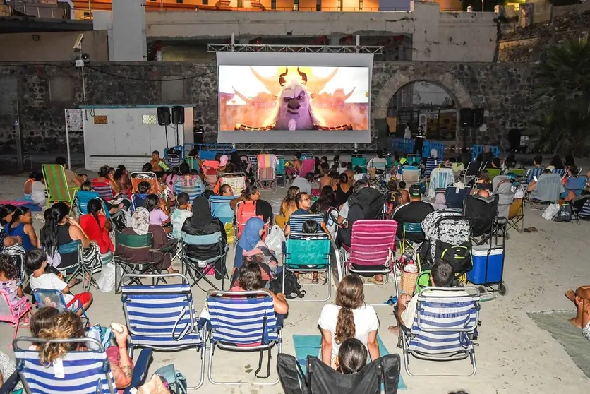 Cine de Verano en la Playa de la Ribera / Cultura