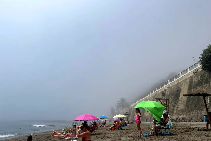 La niebla toma la playa del Chorrillo este s&aacute;bado