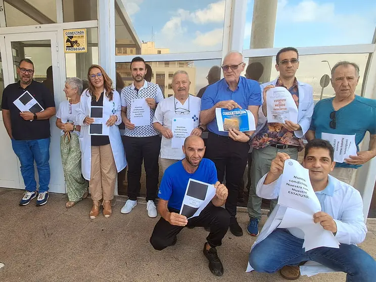 Concentraci&oacute;n de m&eacute;dicos en el Centro de Salud del Recinto / C&eacute;sar Mart&iacute;n