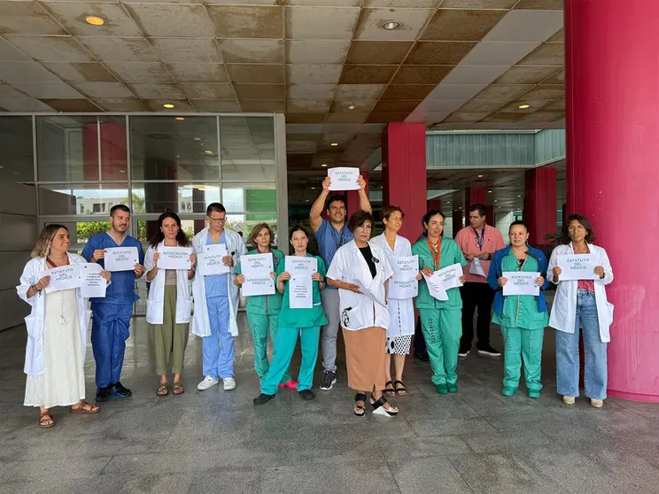 Concentraci&oacute;n de m&eacute;dicos en el Hospital Universitario / Archivo