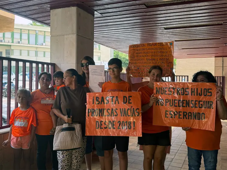 Asociaci&oacute;n TDAH momentos antes de presentar la denuncia contra INGESA