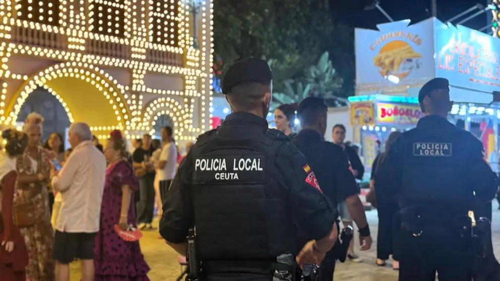  Agentes de la Polic&iacute;a Local, durante una ronda de vigilancia en la Feria de Ceuta / E. Arteaga 