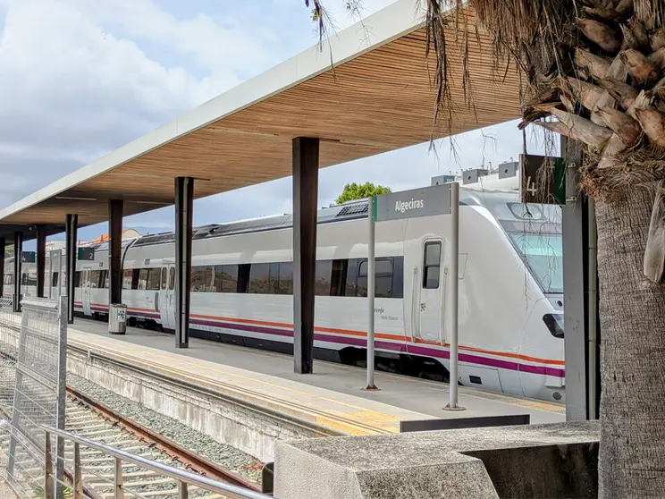 Tren en Algeciras / Rafa Baez