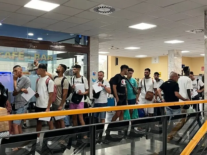   Un traslado de migrantes del CETI.  