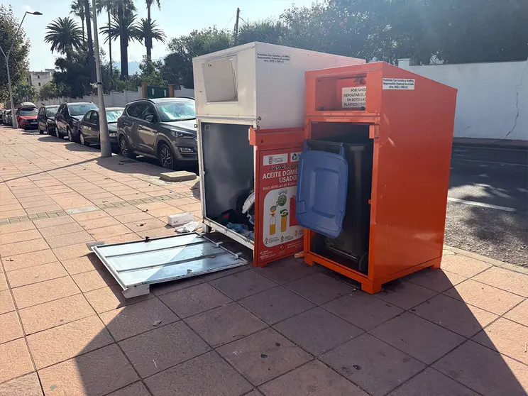 Contenedor de ropa vandalizado / Alma Palomino