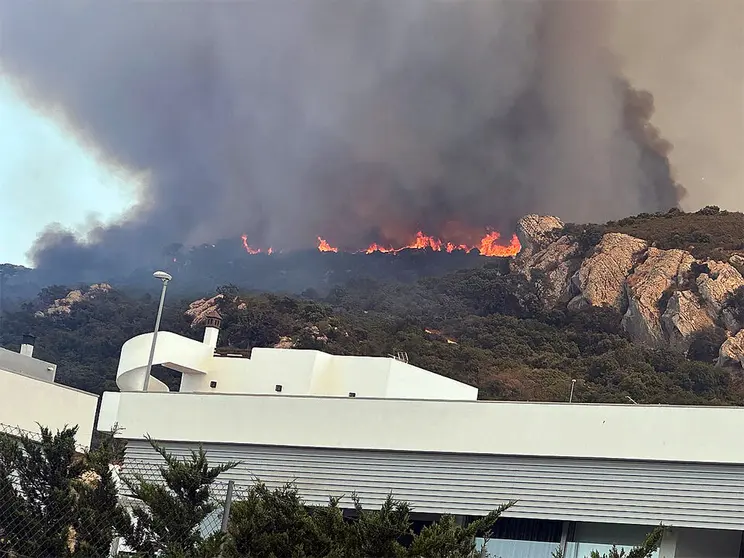 Incendio en las cercan&iacute;as de Tarifa