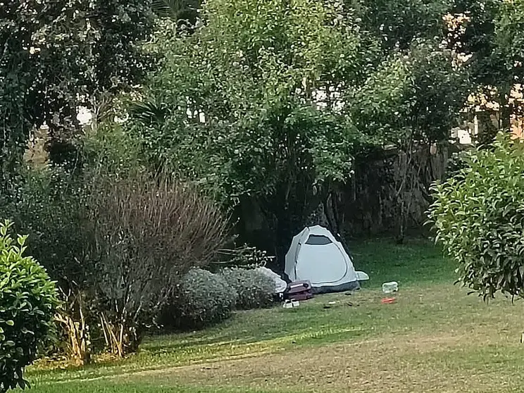 Una persona lleva varios d&iacute;as durmiendo en las Puertas del Campo