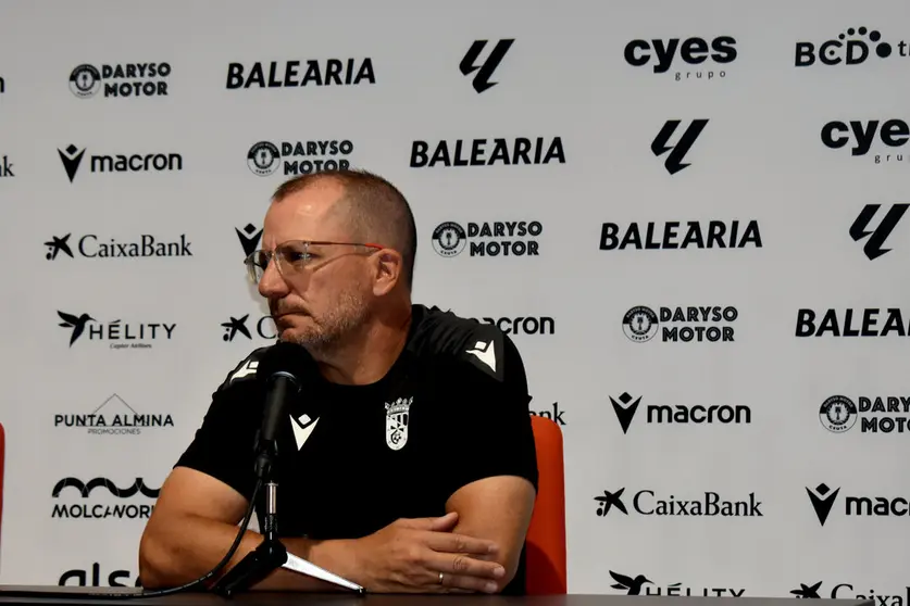 Jos&eacute; Juan Romero en la nueva sala de prensa del Murube 